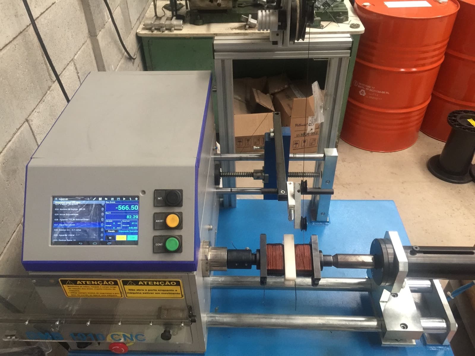 Bobinadeira CNC enrolando o motor de uma bomba submersa vibratória